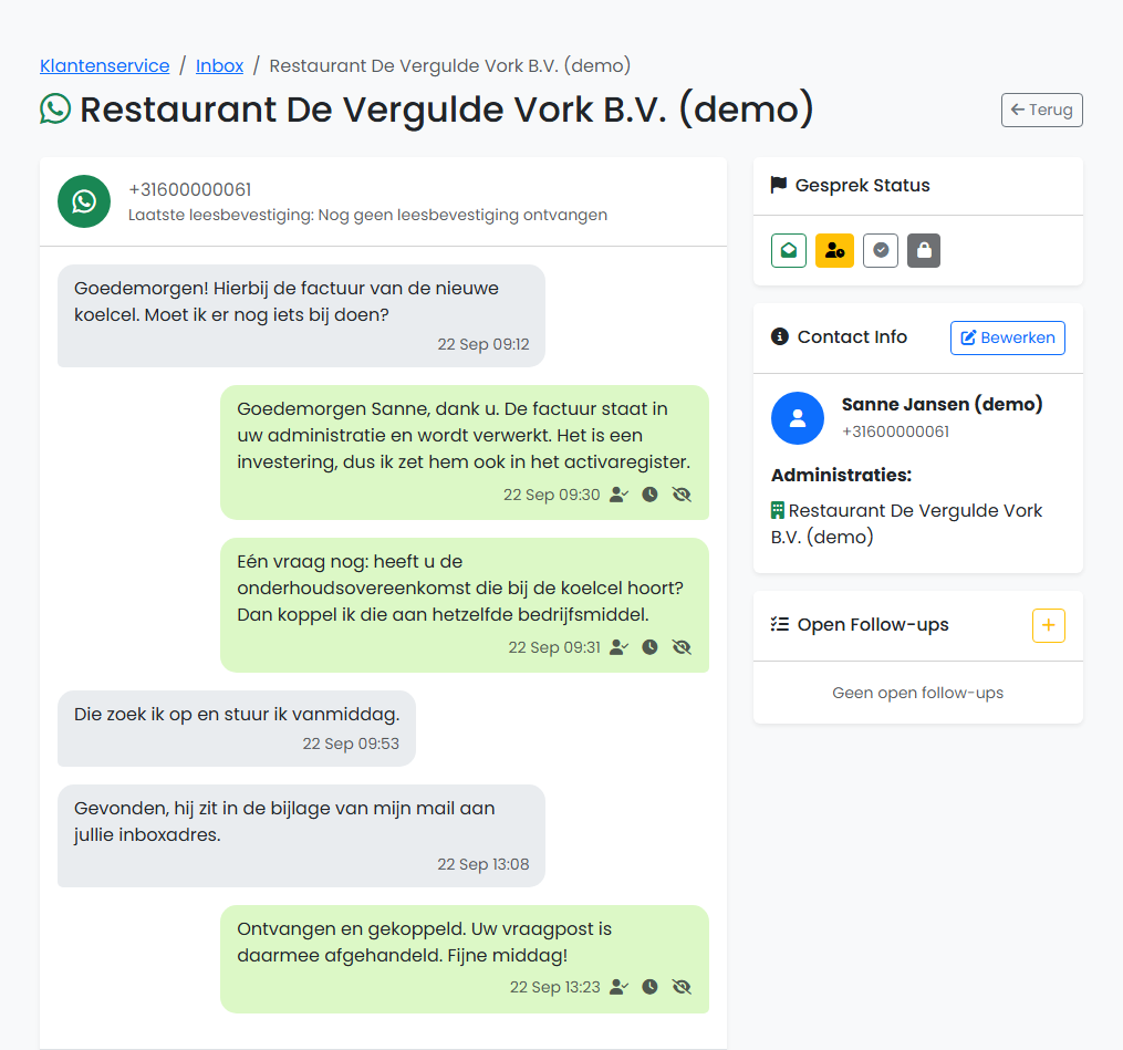 WhatsApp-gesprek met een demoklant over een factuur en een onderhoudsovereenkomst, met status en follow-ups ernaast