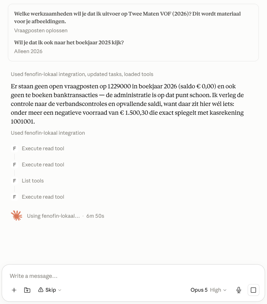 Claude Desktop-gesprek waarin de AI-agent FenoFin-tools aanroept (List tools, Execute read tool) en verslag doet van vraagposten en verbandscontroles